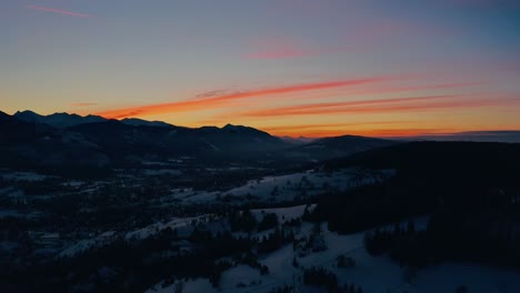 Wunderschöne-Sonnenuntergangsfarben-Winterdrohnen-Luftaufnahme---Polnische-Berge-Zakopane