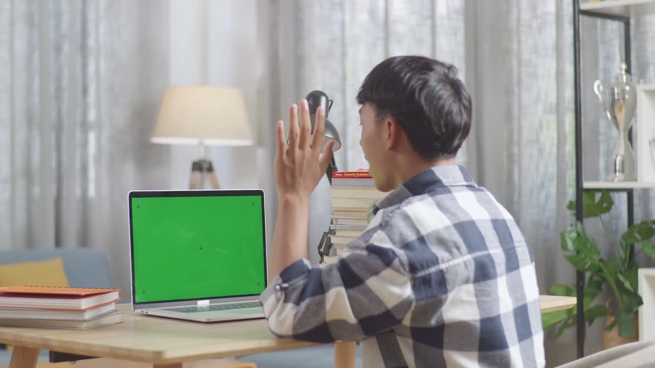 노트북에서 일하는 학생