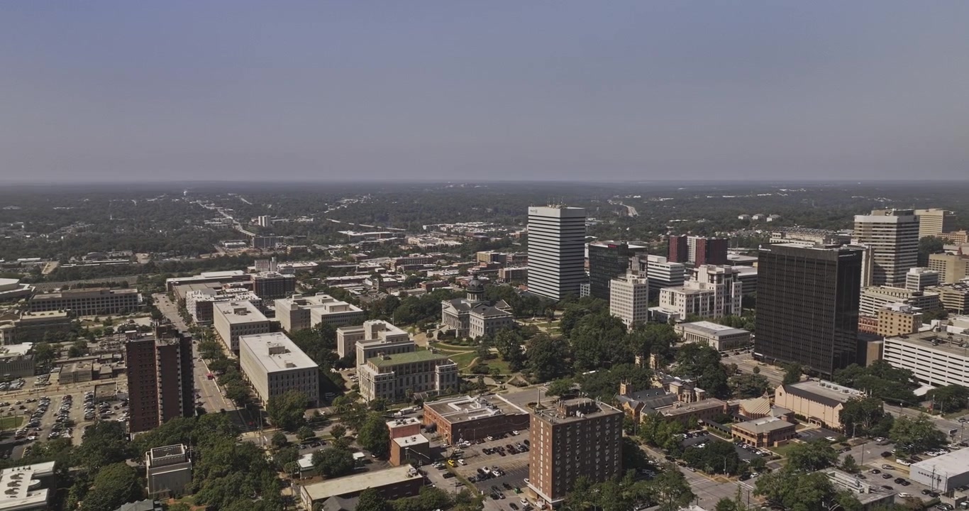 Columbia, South Carolina, luftfoto v54 overflyvning omkring universitetscampus, centrum og South Carolina State House - Optaget med Mavic 3 Pro Cine - 3. oktober 2023
