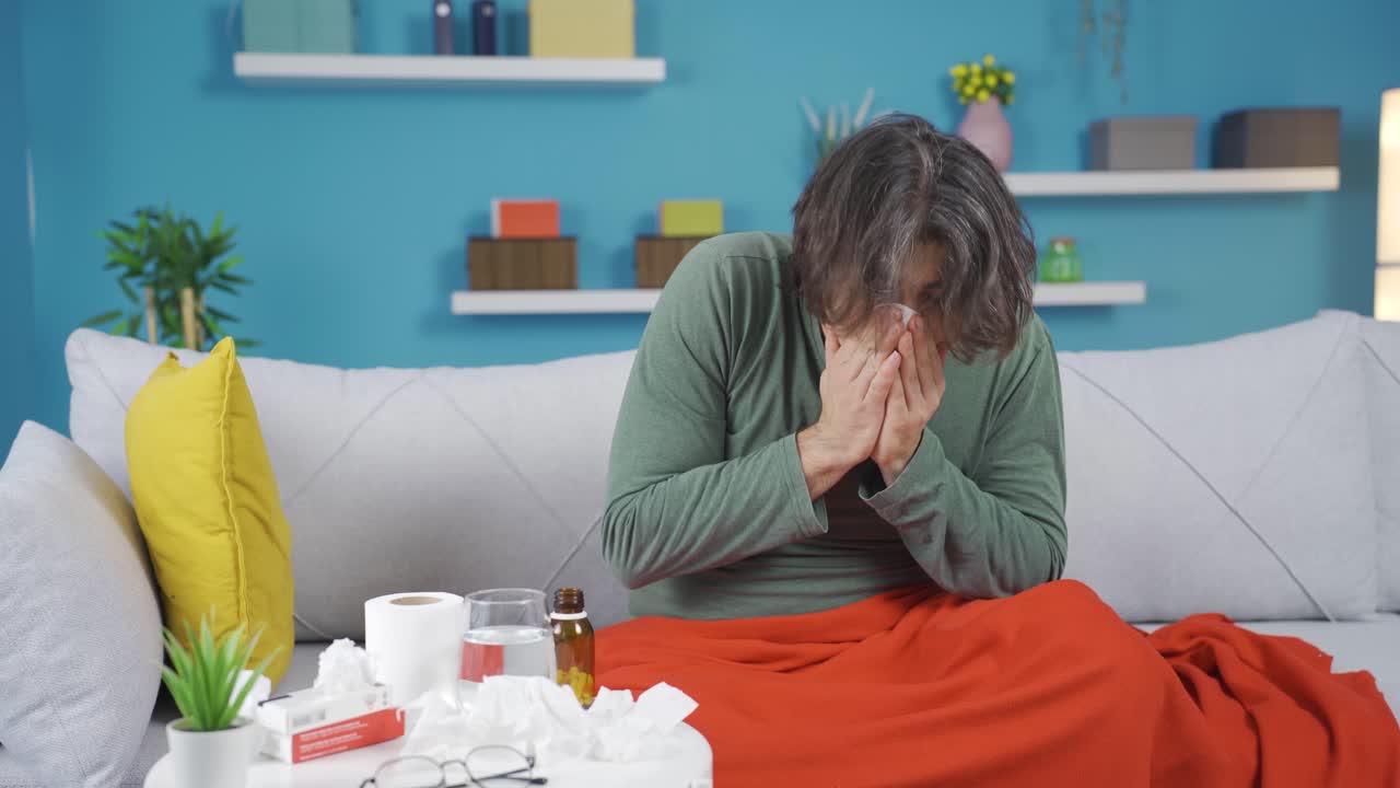 el hombre enfermo está agotado y letárgico.