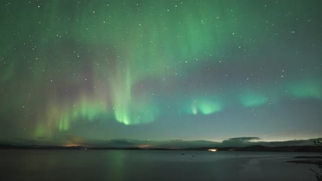 Una-Magnífica-Exhibición-De-La-Aurora-Boreal-En-El-Oscuro-Cielo-Invernal-En-El-Vídeo-Timelapse