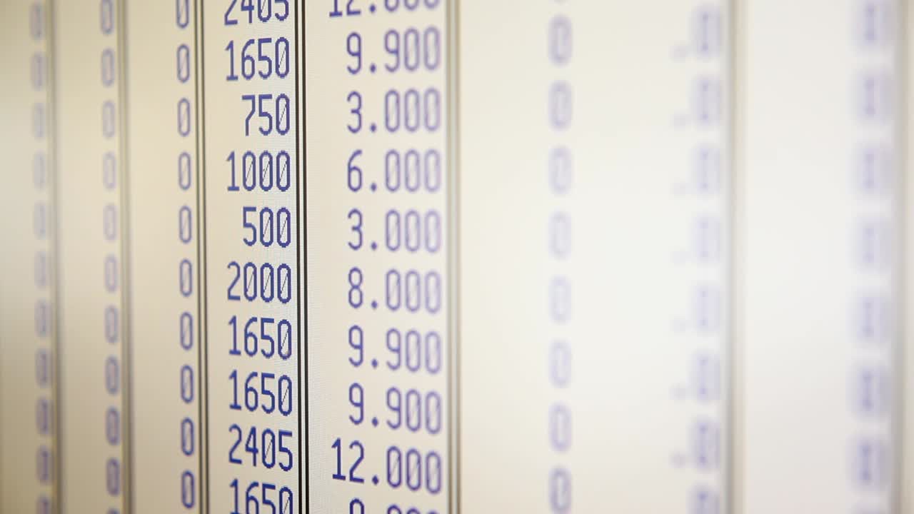 숫자 데이터와 통계를 표시하는 컴퓨터 화면의 클로즈업