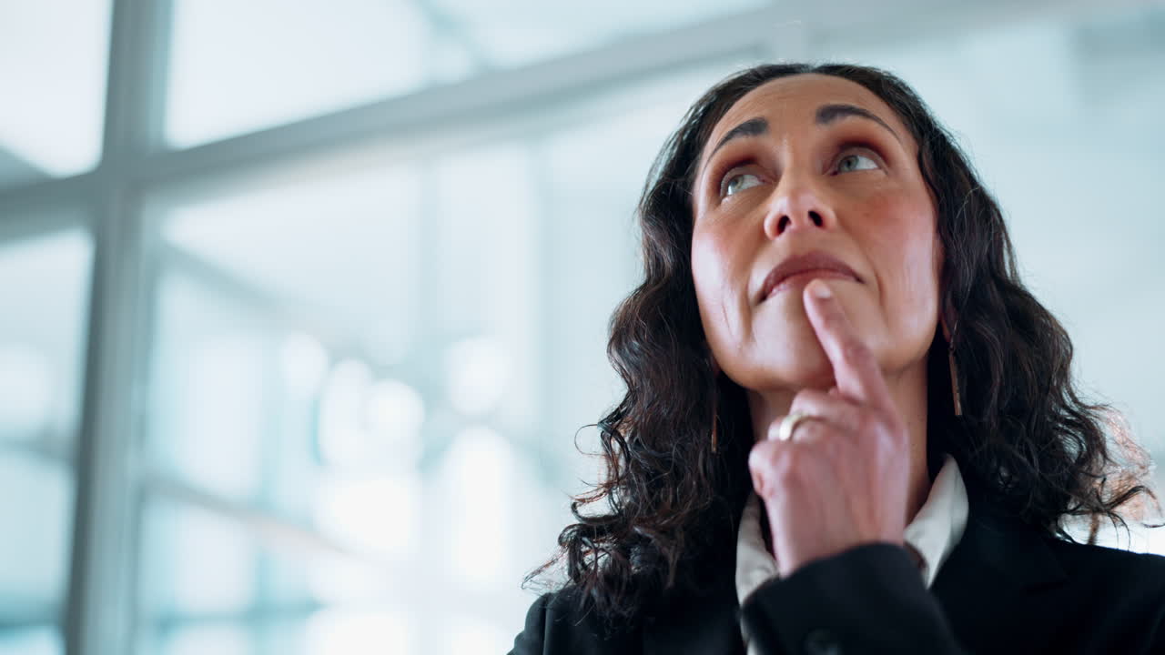 una mujer de negocios reflexiva.