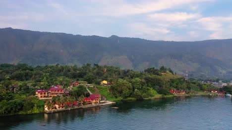 vista aérea de casas junto al lago en la isla de samosir en el lago toba en el norte de sumatra, indonesia