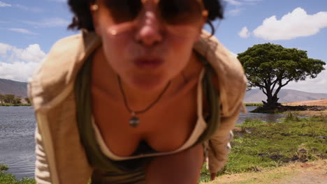 chica morena corriendo hacia la cámara y lanzando un beso
