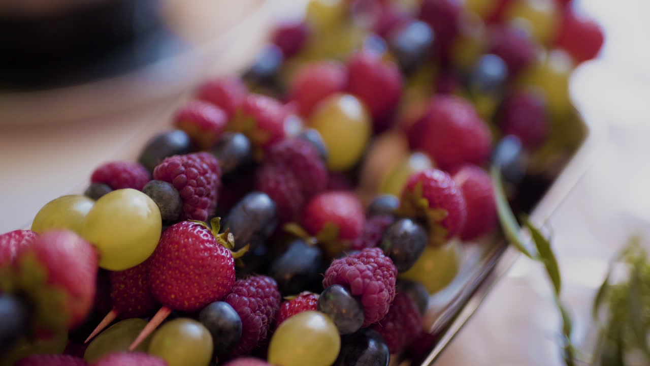 fresas fresas y uvas en una bandeja