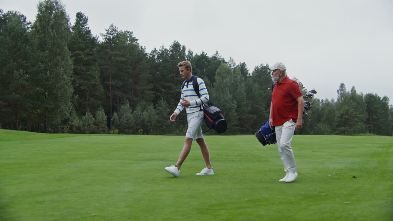 отец и сын играют в гольф.