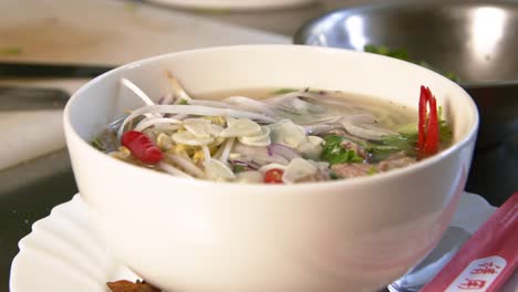 sopa de pho caliente en el entorno de la cocina china auténtica