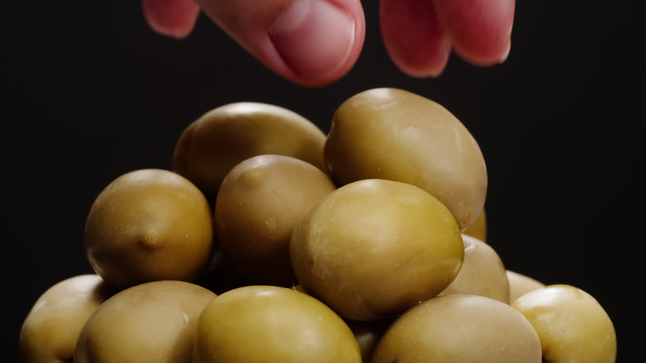 aceitunas verdes redondas en vinagre de grecia como fondo, vista de arriba. imágenes de alta calidad en 4k