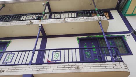 mirando hacia arriba a los coloridos balcones de estilo colonial en púrpura ubicados en filandia colombia
