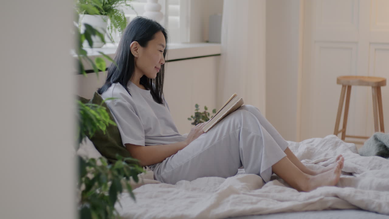 침대에서 읽는 여자