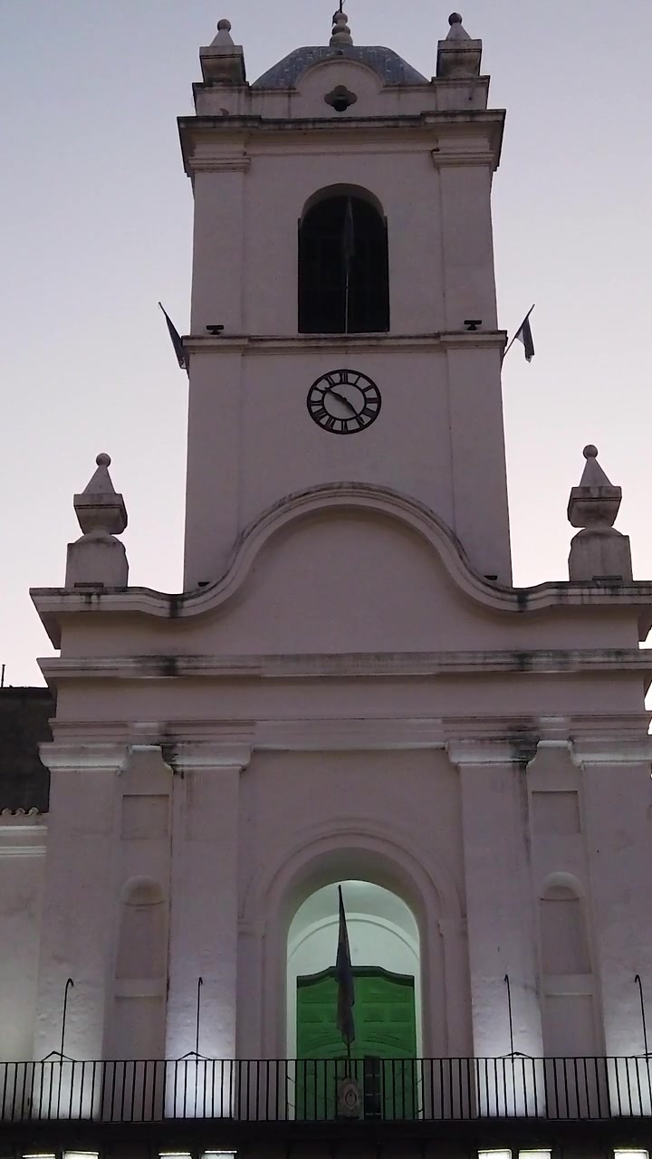 Cabildo, storico municipio. Angolazione verticale dal basso della torre dell'orologio e del balcone a Buenos Aires, Argentina.