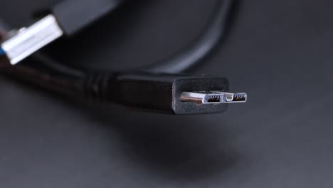 conector de enchufe de cable ssd de disco duro, vista de primer plano de macro de fondo negro en movimiento giratorio de 4k