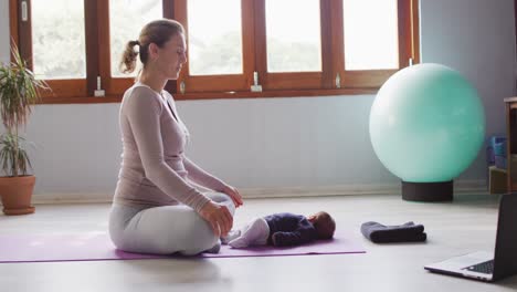 Video-De-Una-Madre-Caucásica-Y-Un-Bebé-Recién-Nacido-En-Una-Estera-De-Yoga.