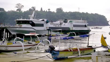 Boats-sailing-by-out-of-picturesque-Sanur-Harbot-in-Lembongan-Island,-Bali