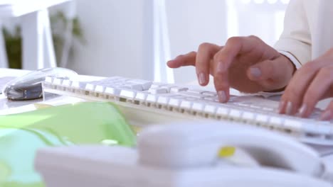 Mujer-De-Negocios-Escribiendo-En-Un-Teclado