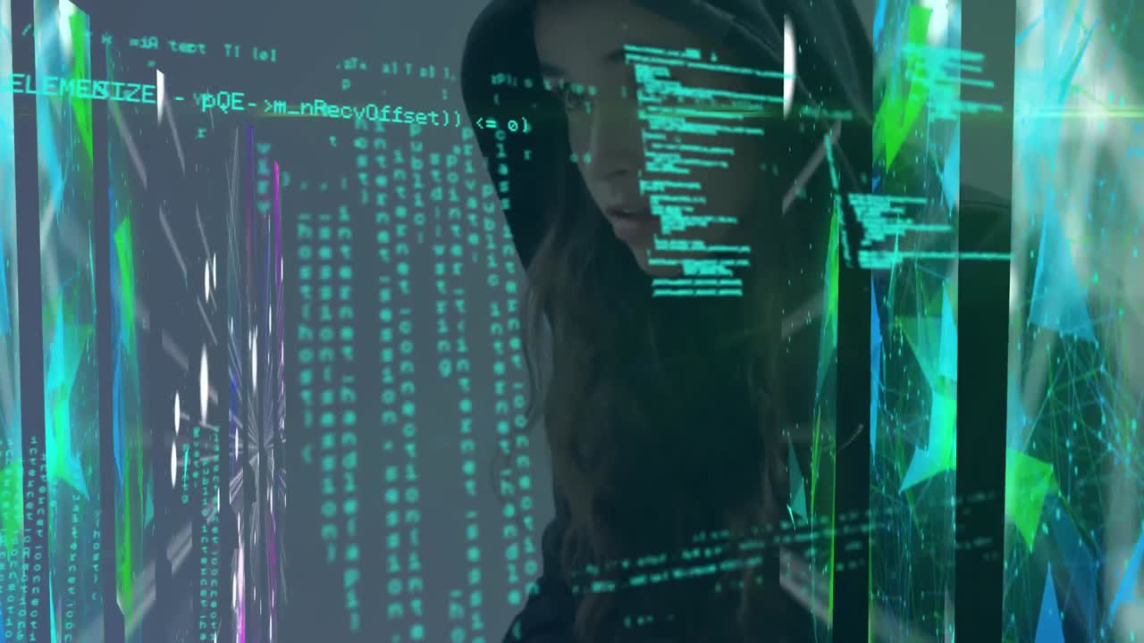 procesamiento de datos con pantallas que muestran objetos coloridos sobre una mujer hacker