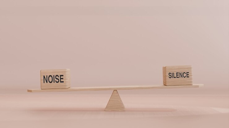 RUMORE E SILENZIO IN EQUILIBRIO SULL'ALTALENA