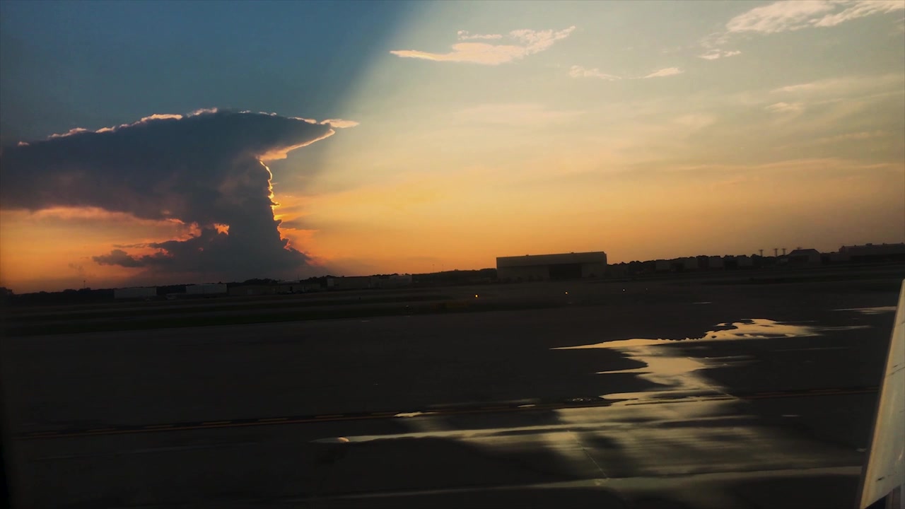Bellissimo tramonto dalla pista dell'aeroporto di Miami.