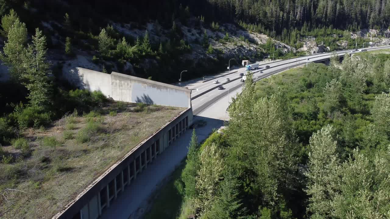autopista de coquihalla, colombia británica | paseo panorámico de verano, paseo de montaña cubierto de nieve | avión no tripulado 4k
