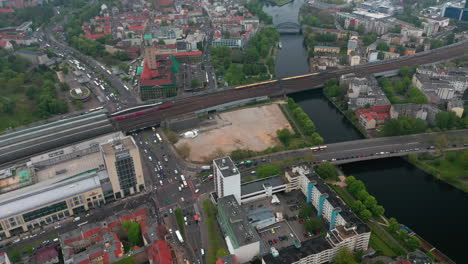 Luftaufnahme-Des-Verkehrs-In-Der-Stadt.-Belebte-Mehrspurige-Straßen-Mit-Fahrzeugschlangen-An-Kreuzungen-Und-Zügen,-Die-Auf-Eisenbahnlinien-Fahren.-Verkehrsinfrastruktur-Aus-Der-Höhe.-Berlin,-Deutschland