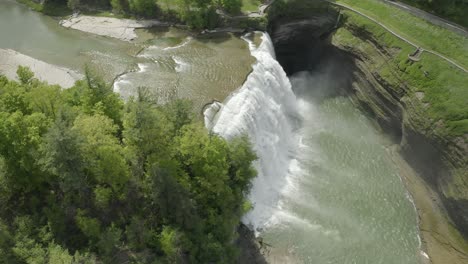 Disparo-De-Dron,-Volando-Alrededor-De-Una-Cascada,-Mientras-Se-Desplaza-Hacia-Abajo