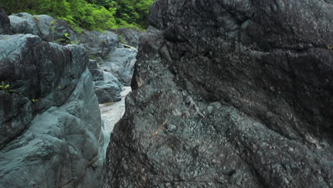 Felsformationen-Und-Tropische-Vegetation-Rund-Um-Den-Nizao-Fluss-In-Der-Dominikanischen-Republik---Aufsteigende-Drohne