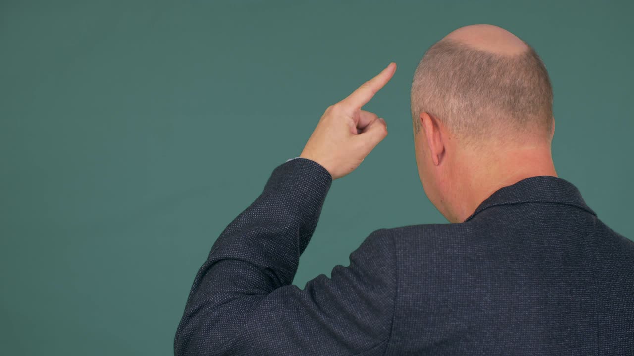 머리카락이 은 사업가 생각하고 머리를 가리키고