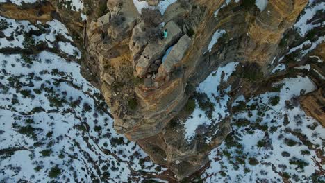 People-At-The-Edge-Of-Dangerous-Steep-Cliffs-At-Grand-Canyon-National-Park-In-Arizona,-USA