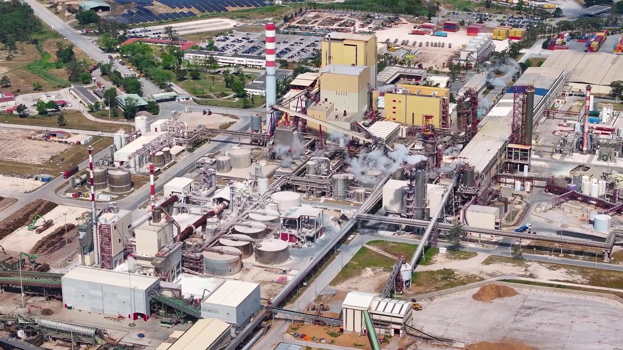 Ampia veduta aerea di una cartiera e stabilimento per la produzione di cellulosa industriale, che mostra la complessa infrastruttura dell'impianto per la produzione di cellulosa e bioenergia