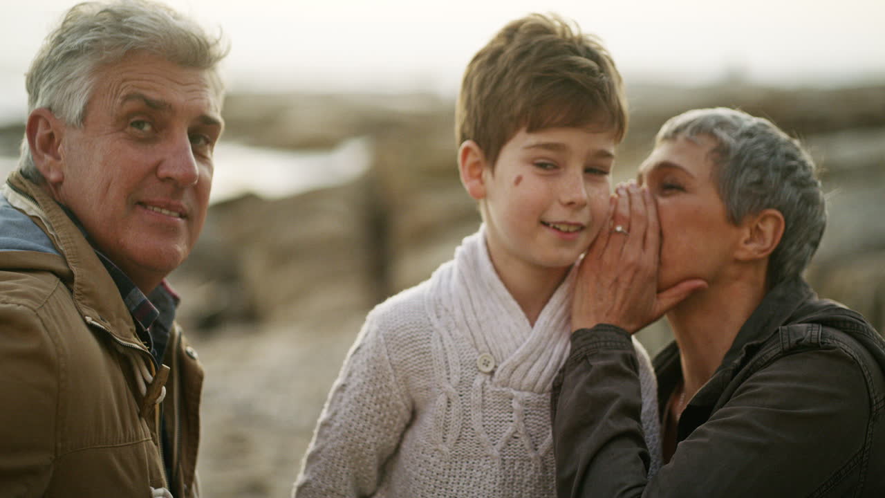 즐거운 어린 소년이 어울리고 있습니다.