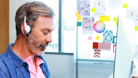 Ejecutivo-Masculino-Trabajando-En-Computadora-Con-Auriculares