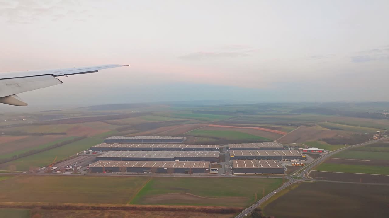 하늘은 구름으로 가득 차 있고 해가 지고 있습니다.