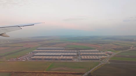 El cielo está lleno de nubes y el sol se está poniendo