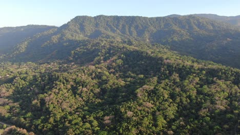 Costa-Rica-Drohne-Fliegt-An-Einem-Sonnigen-Tag-über-Den-Grünen,-Dichten-Wald-Und-Die-Berge