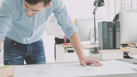 equipo de arquitectos creativos que trabajan juntos en un estudio de arquitectos