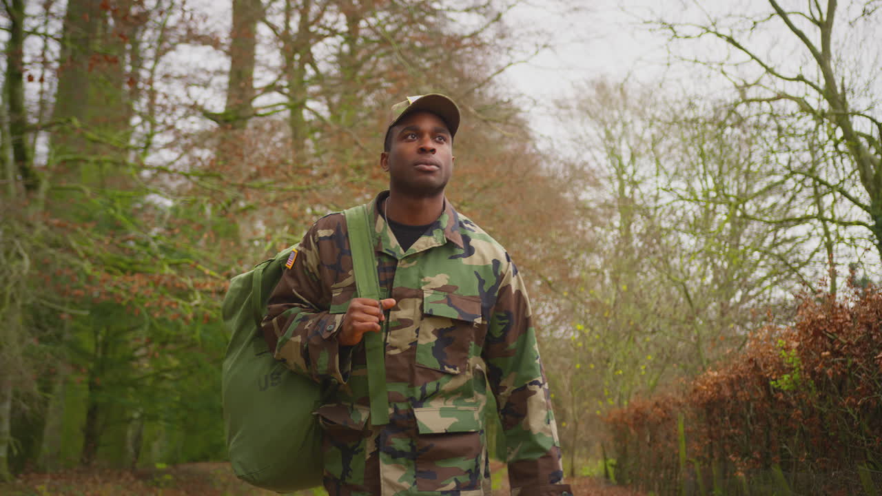 Amerikansk soldat i uniform bærer feltveske og returnerer hjem på permisjon.