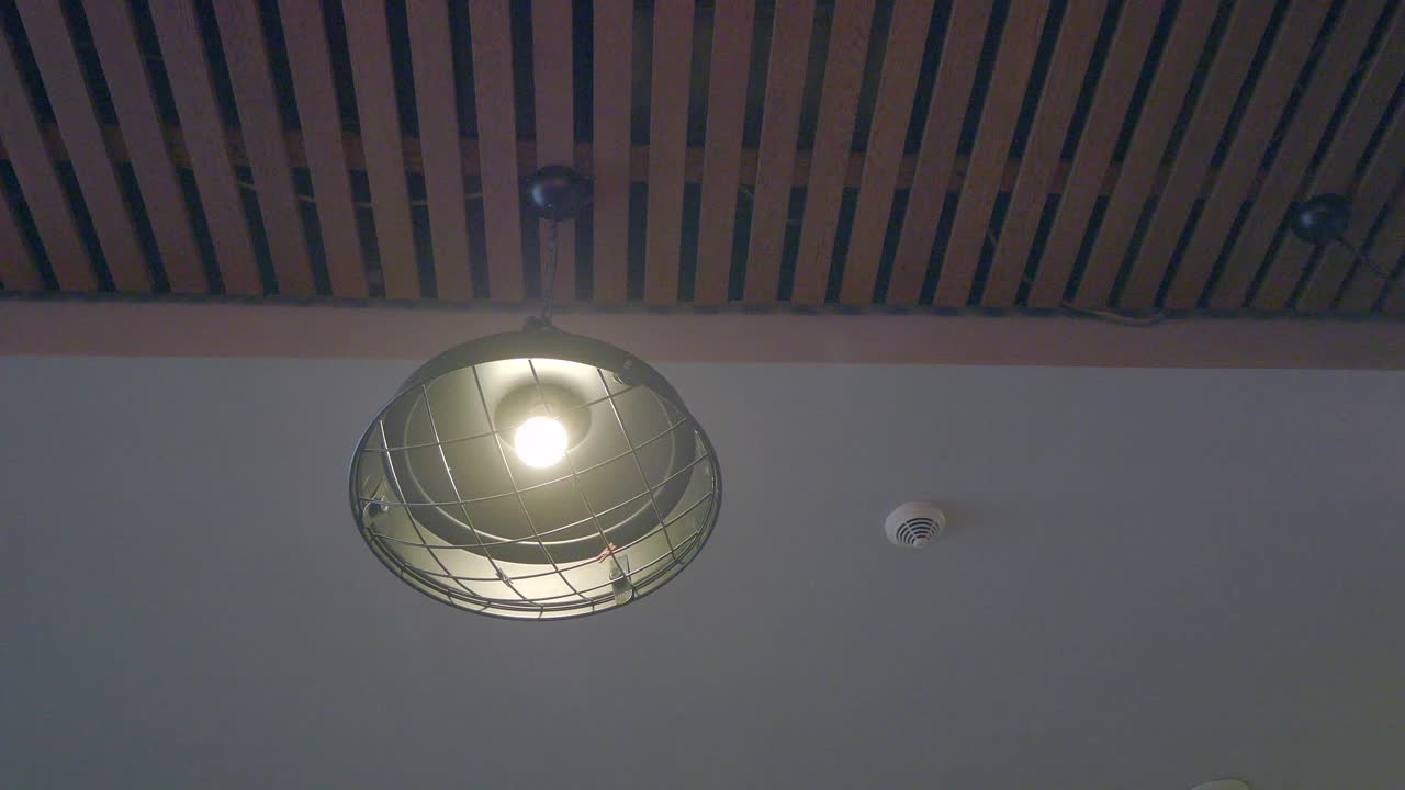 luz de colgante industrial moderna en el interior de un restaurante