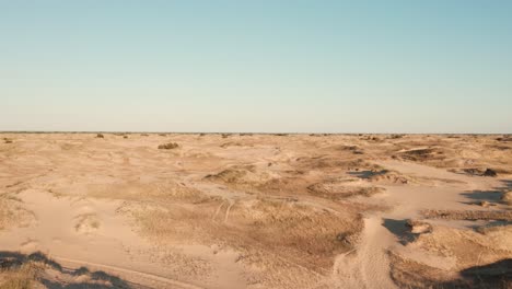 vista aérea de un desierto, dunas de arena. textura de la superficie de la naturaleza del desierto