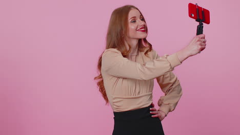 blogger adulta tomando selfies en el teléfono móvil, comunicándose en video llamada en línea con los suscriptores
