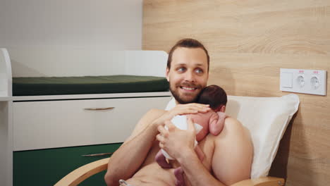 nuevo padre sosteniendo al bebé recién nacido