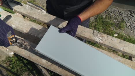 manos del trabajador con guantes de protección preparando el alféizar de la ventana de pvc cortando metal con tijeras de primer plano