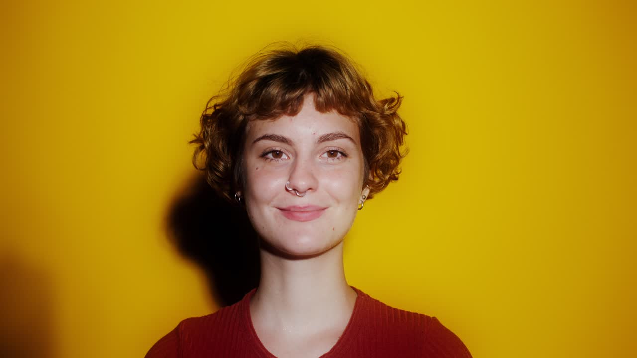 노란색 배경 에 있는 여자 의 초상화