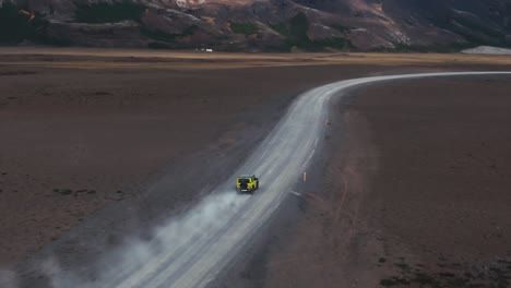 toma aérea de seguir un automóvil en islandia durante el verano de 2019