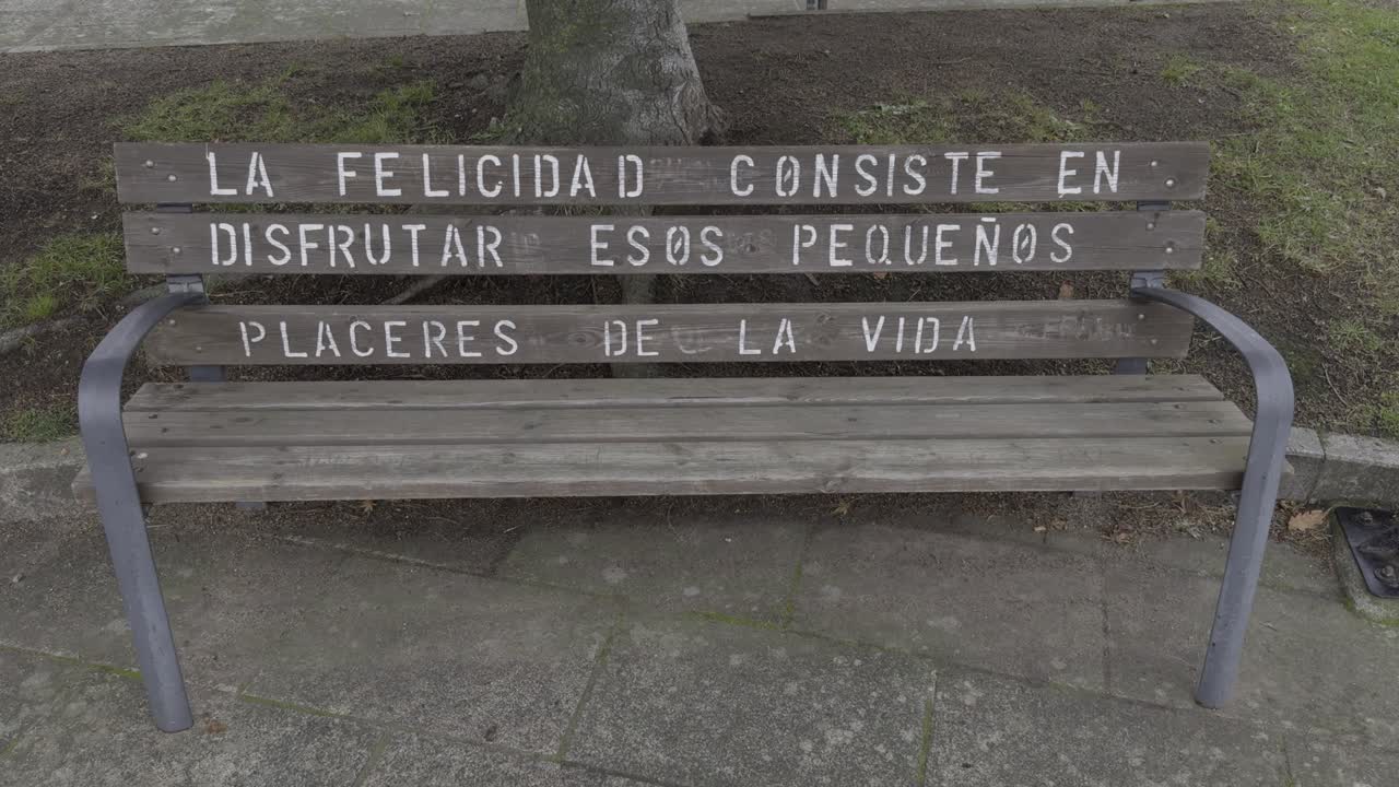 banco del parque con cita inspiradora en español