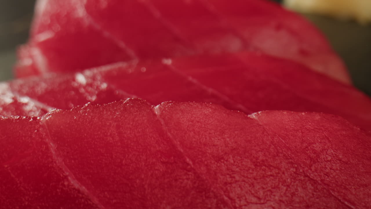 un primer plano del sashimi de atún fresco