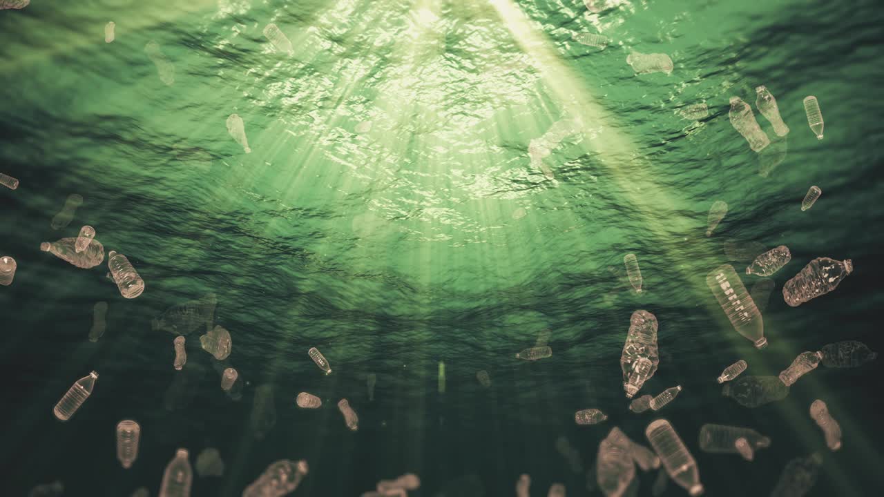 botellas de plástico submarinas basura en el océano (bucle)