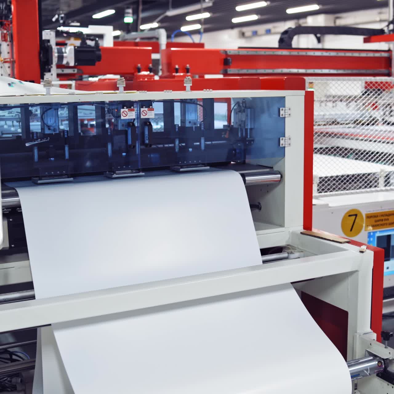 Equipamento de fábrica automatizada em funcionamento
