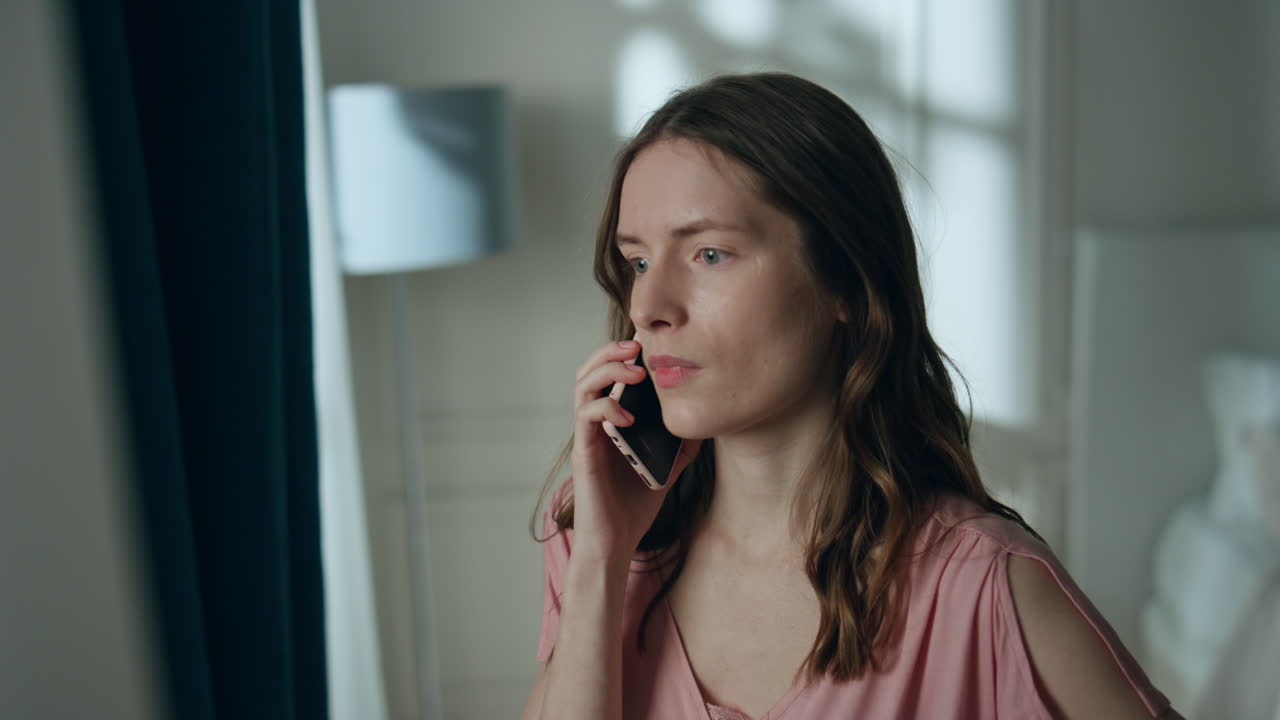 집 창문 근접에서 화를 내는 여자, 화를 내고 스트레스를 받는 여자, 종료 전화