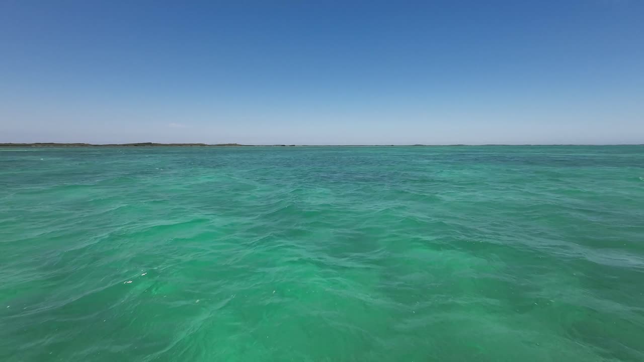 Dolly aéreo sobre as místicas águas verdes tropicais caribenhas de Los Roques, Venezuela